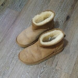 EUC: UGG, TAN BROWN SUEDE ANKLE HIGH SHERPA FUR LINED WINTER BOOTS.